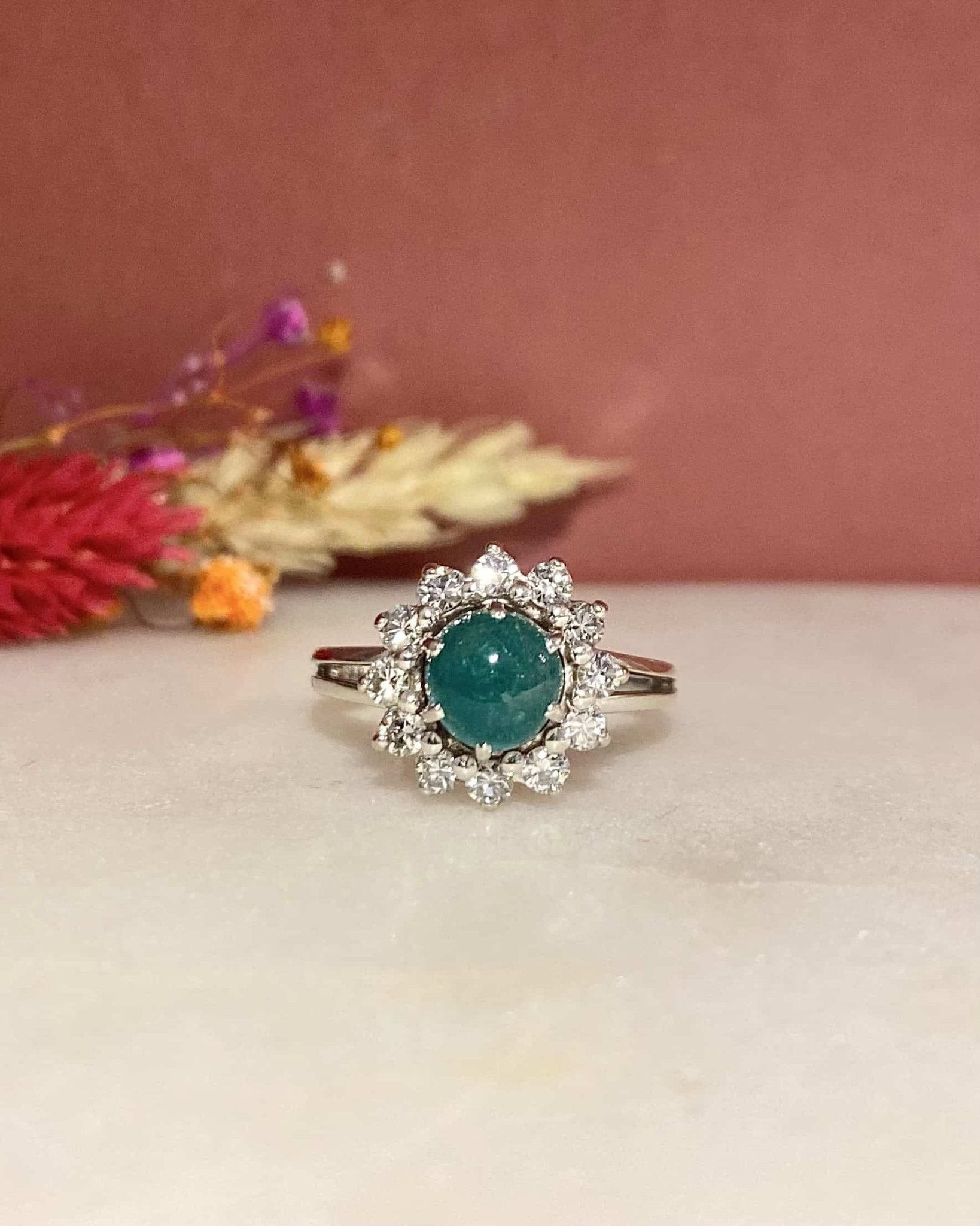 Bague Marguerite Émeraude Cabochon 1.10 Carat &amp; Diamants &quot;Esthere&quot; - Elliade Paris