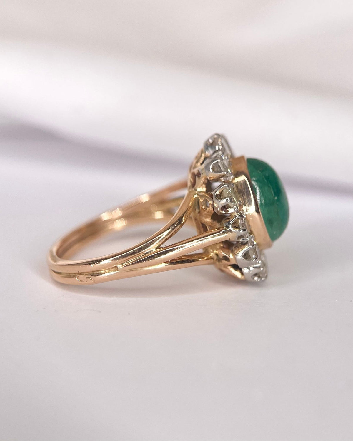 Bague Marguerite Émeraude Cabochon 3.15 carats &amp; Diamants 0.84 carat "Aimée" - Elliade Paris