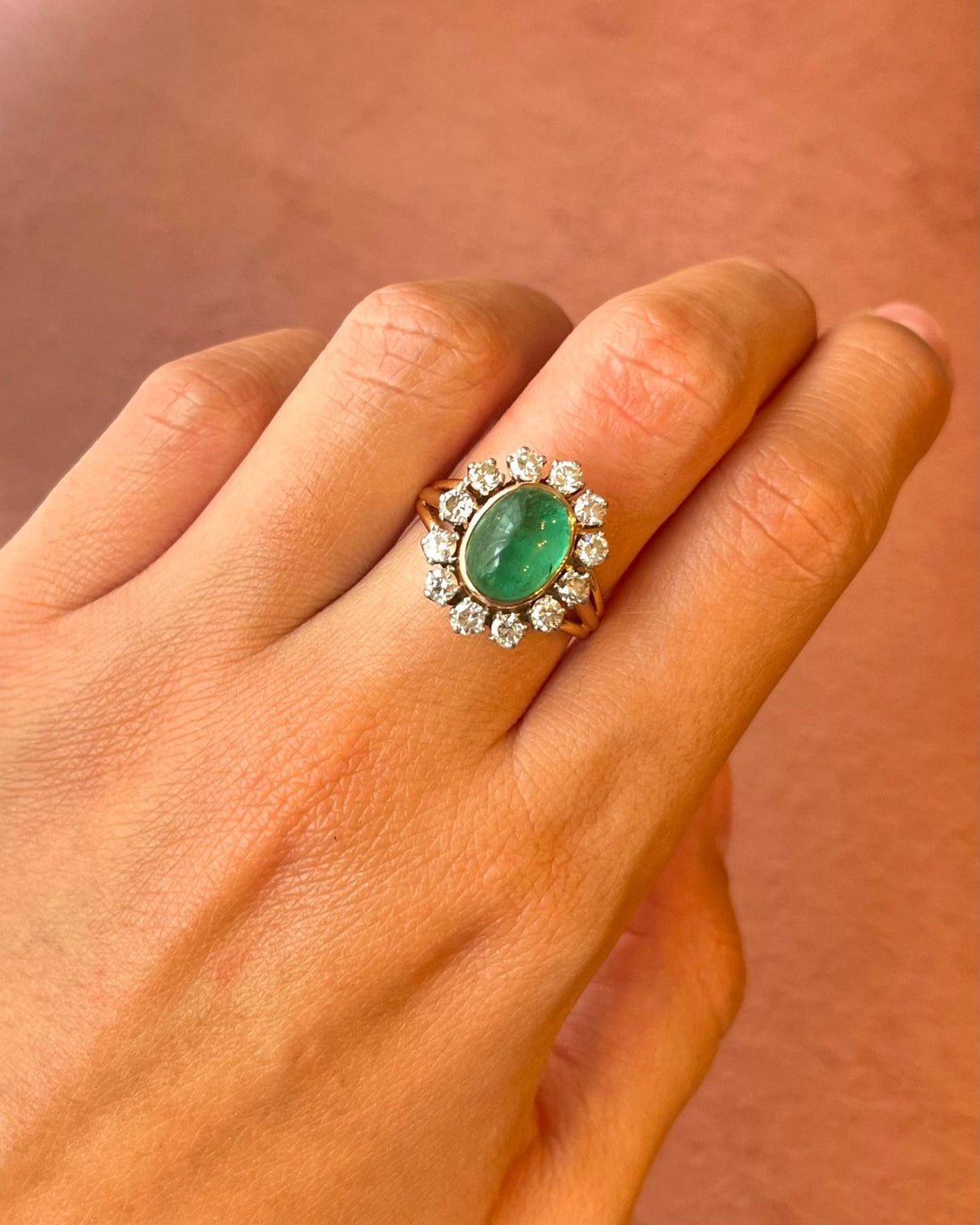 Bague Marguerite Émeraude Cabochon 3.15 carats &amp; Diamants 0.84 carat "Aimée" - Elliade Paris