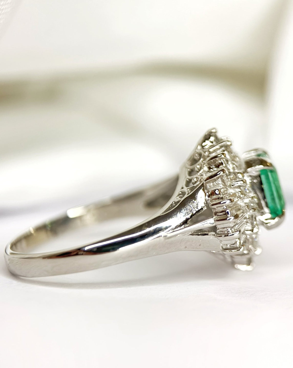 Bague Marguerite Émeraude Colombienne 0.81 carat &amp; Diamants 0.39 carat "Laetitia" - Elliade Paris
