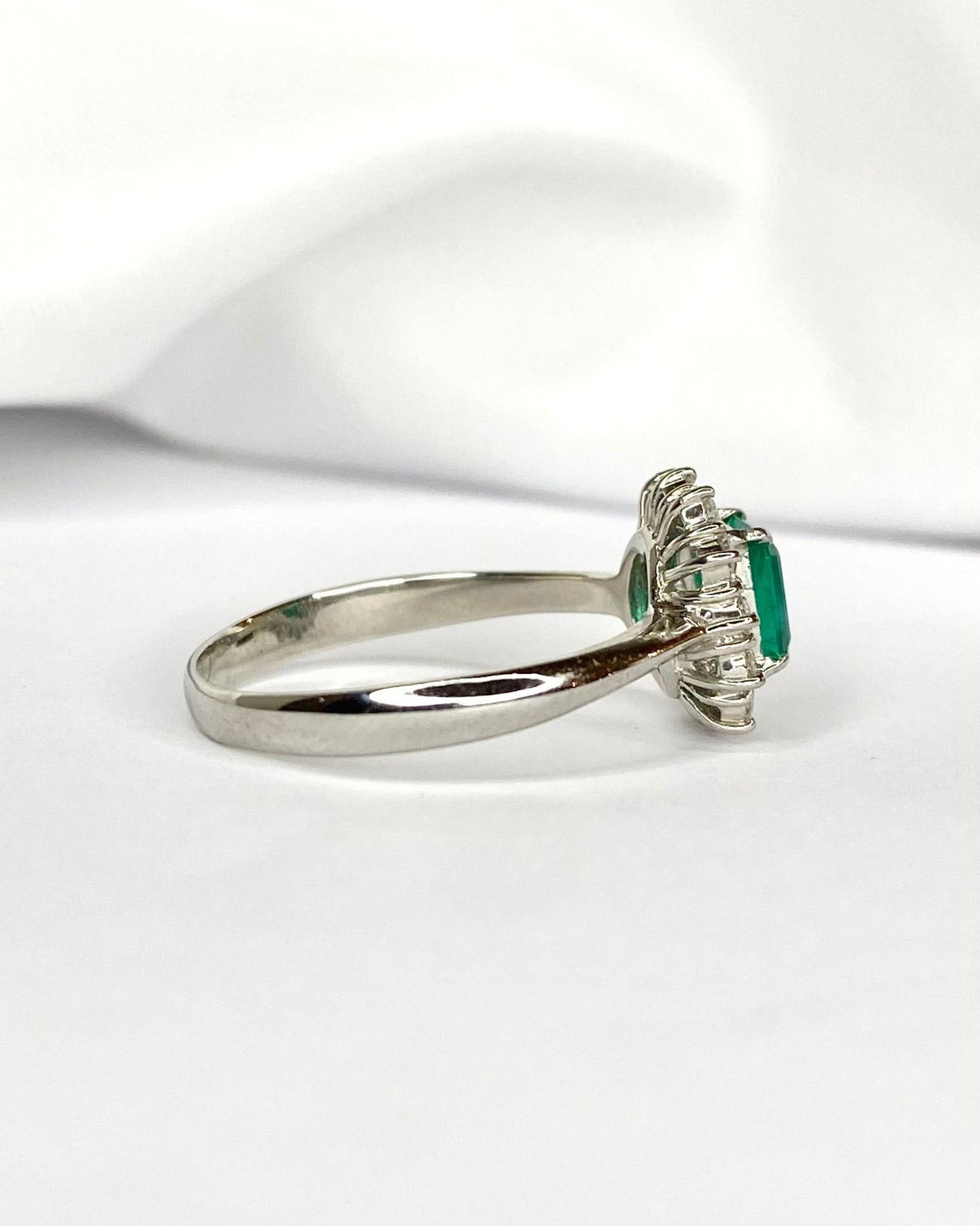 Bague Marguerite Émeraude Colombienne 0.86 carat, Diamants 0.48 carat &amp; Platine 4.82g "Theophanie" - Elliade Paris