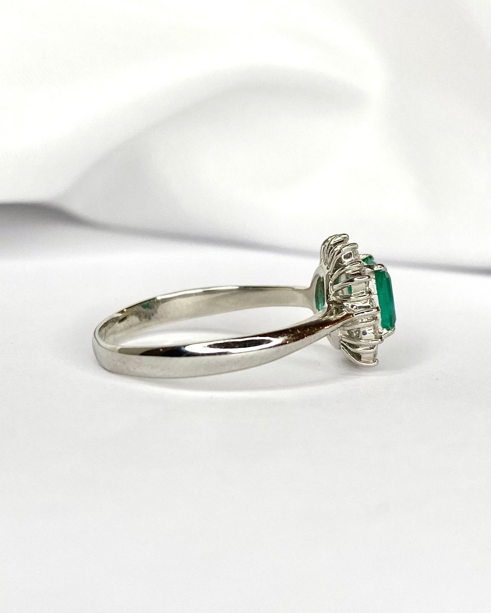 Bague Marguerite Émeraude Colombienne 0.86 carat, Diamants 0.48 carat &amp; Platine 4.82g "Theophanie" - Elliade Paris