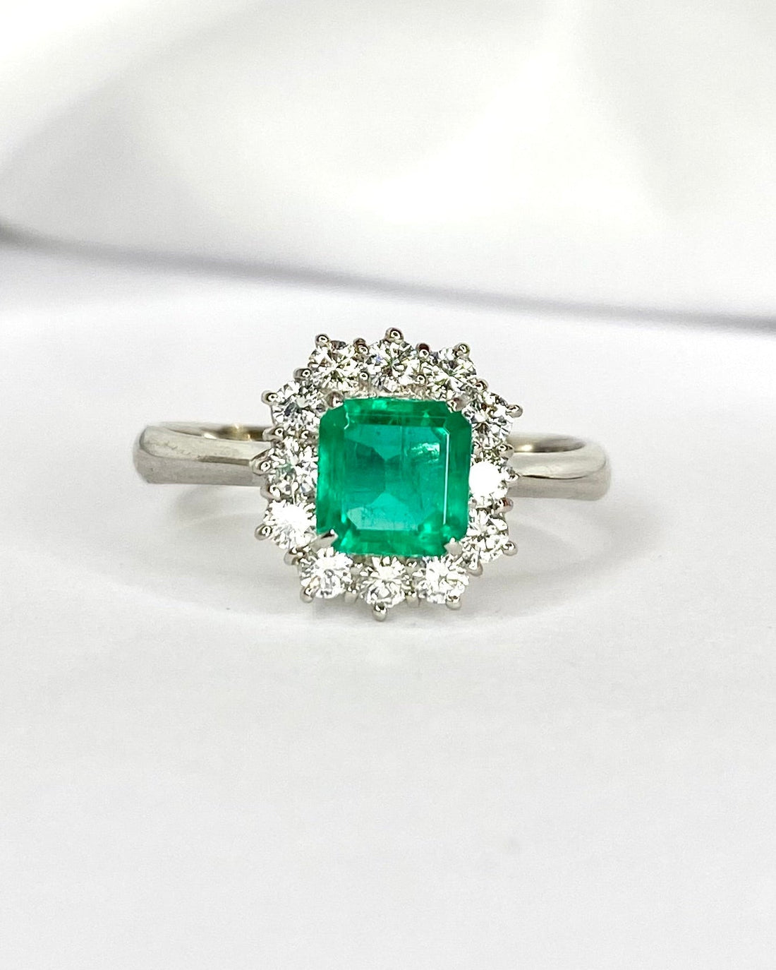 Bague Marguerite Émeraude Colombienne 0.86 carat, Diamants 0.48 carat &amp; Platine 4.82g "Theophanie" - Elliade Paris