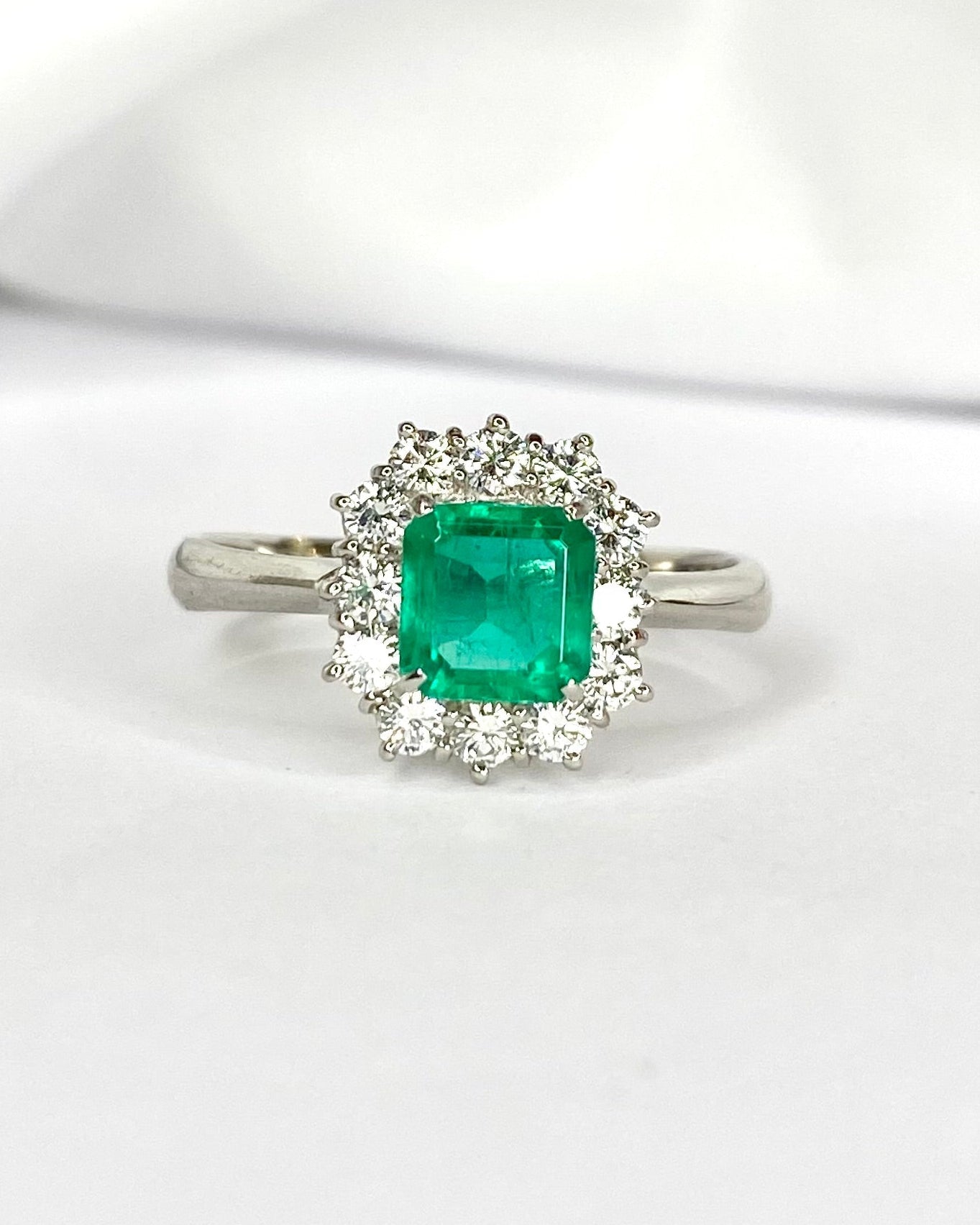 Bague Marguerite Émeraude Colombienne 0.86 carat, Diamants 0.48 carat &amp; Platine 4.82g "Theophanie" - Elliade Paris