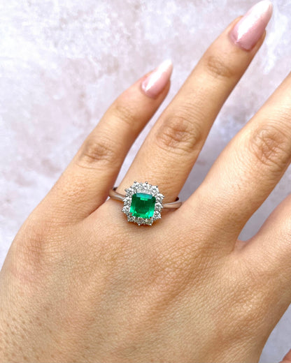 Bague Marguerite Émeraude Colombienne 0.86 carat, Diamants 0.48 carat &amp; Platine 4.82g "Theophanie" - Elliade Paris