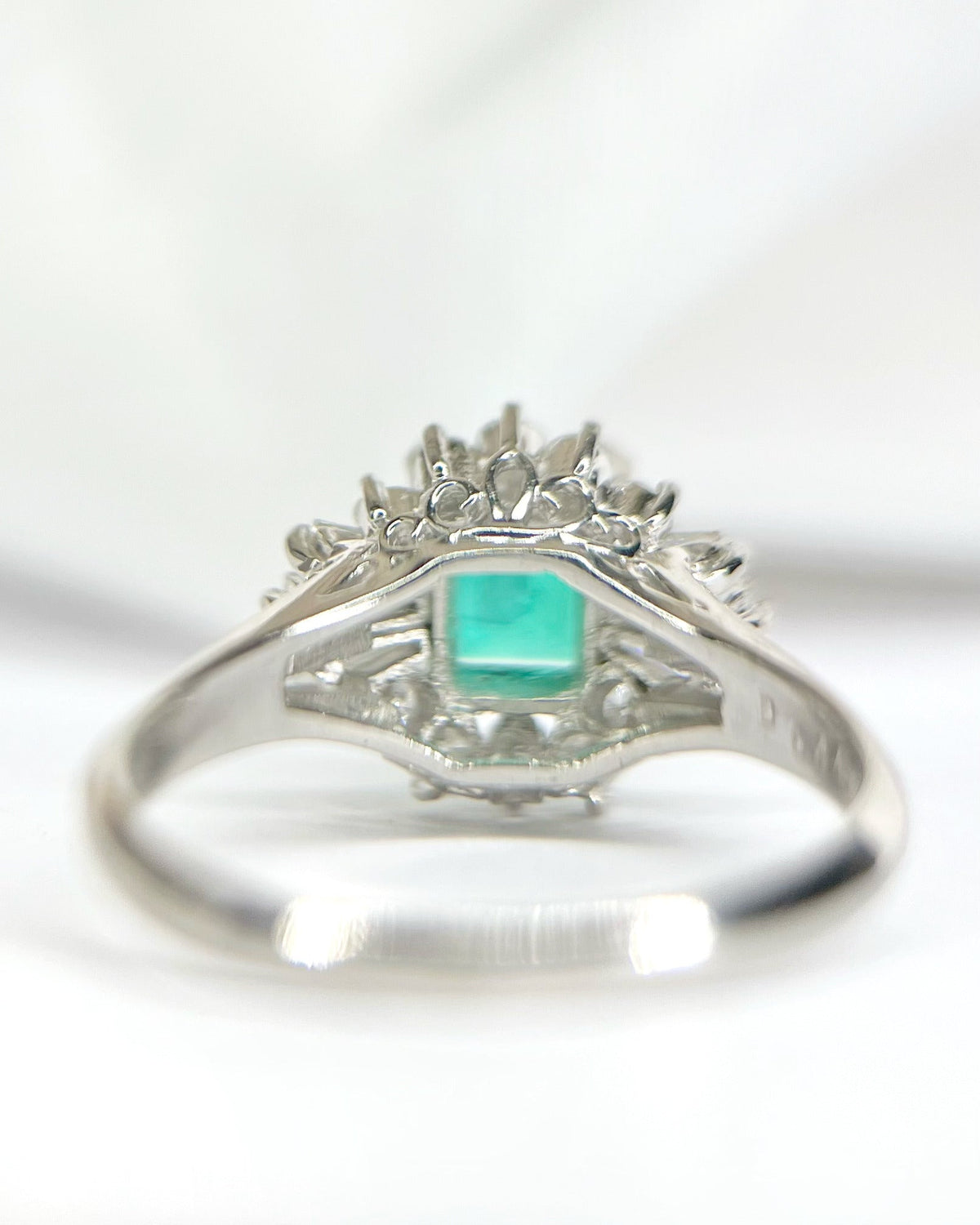 Bague Marguerite Émeraude Colombienne 0.95 carat &amp; Diamants "Albertine" - Elliade Paris
