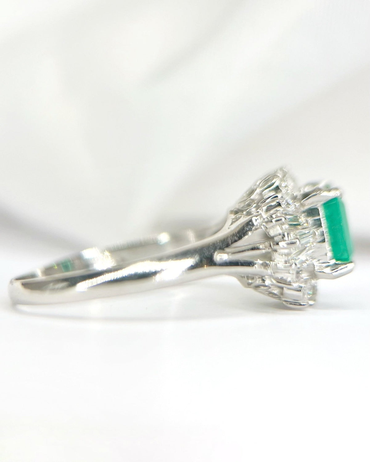 Bague Marguerite Émeraude Colombienne 0.95 carat &amp; Diamants "Albertine" - Elliade Paris