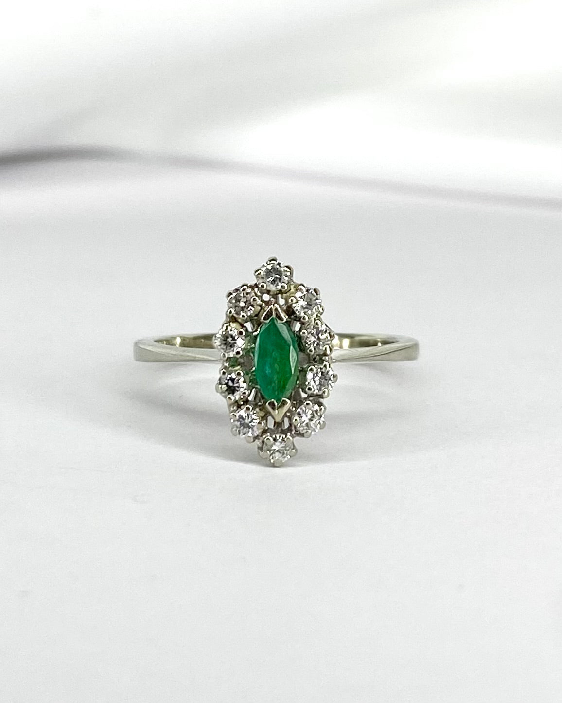 Bague Marguerite Émeraude &amp; Diamants 0.30 carat "Elisa" - Elliade Paris