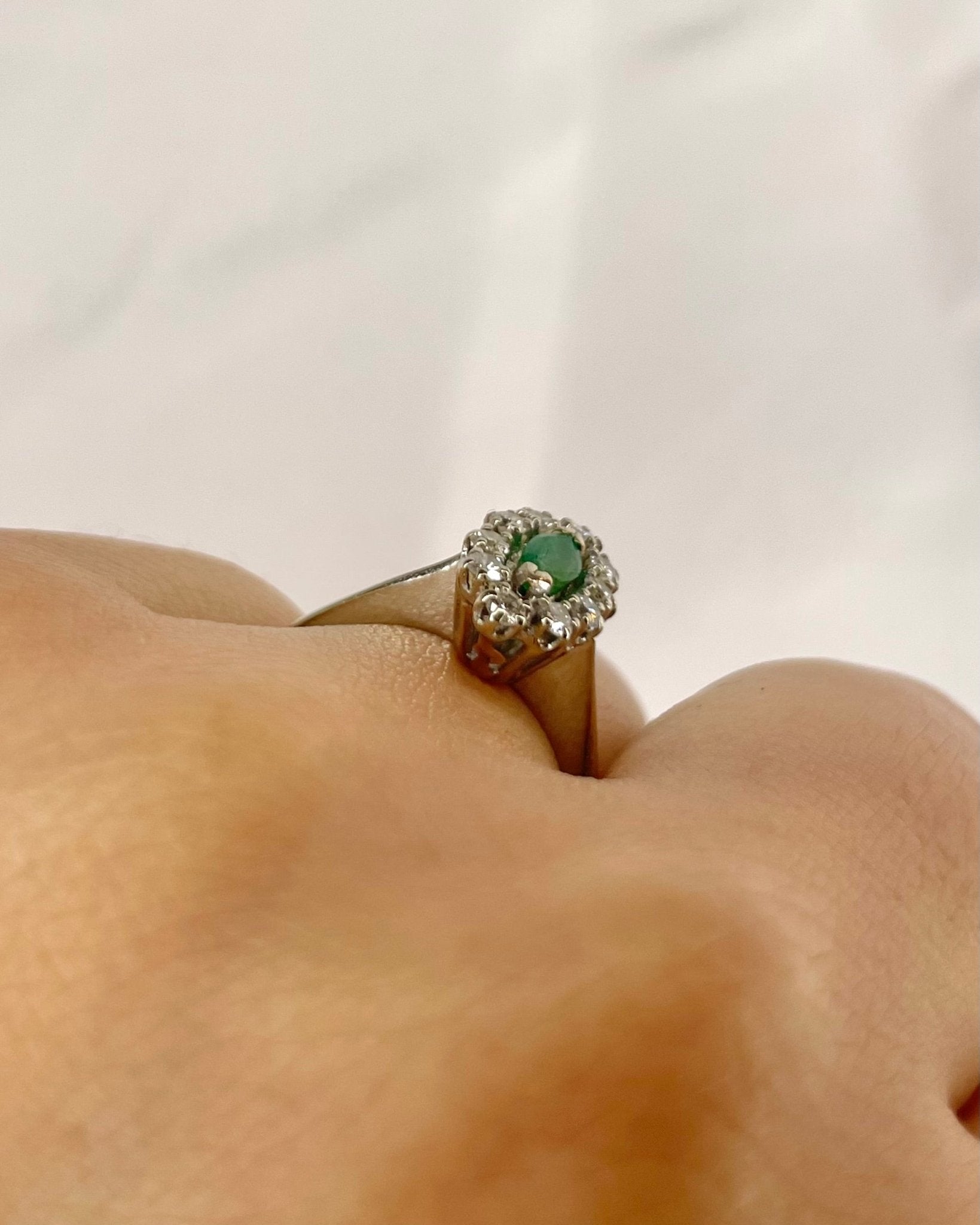 Bague Marguerite Émeraude &amp; Diamants 0.30 carat "Elisa" - Elliade Paris