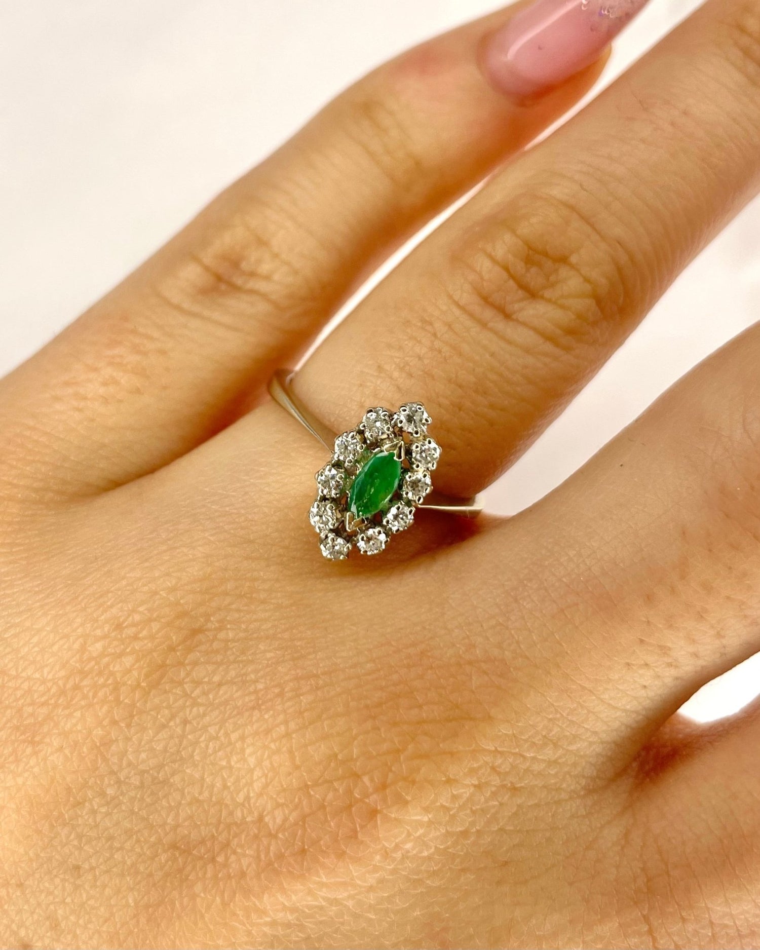 Bague Marguerite Émeraude &amp; Diamants 0.30 carat "Elisa" - Elliade Paris