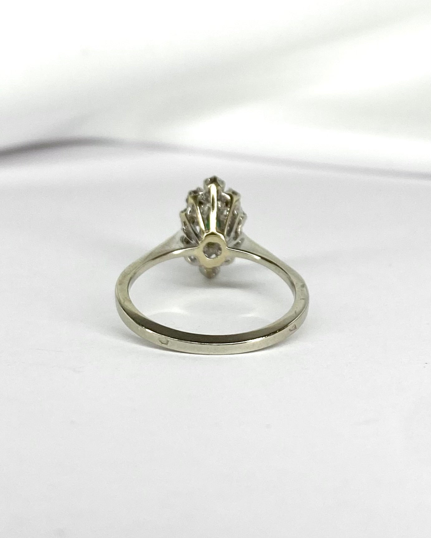Bague Marguerite Émeraude &amp; Diamants 0.30 carat "Elisa" - Elliade Paris