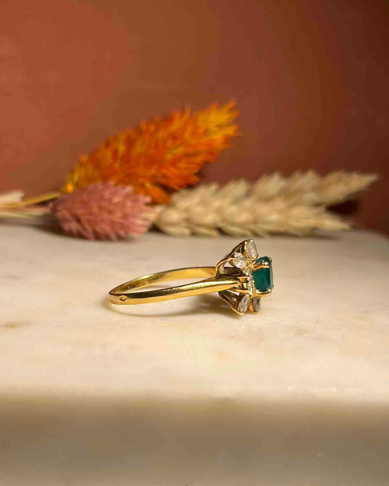 Bague Marguerite Émeraude &amp; Diamants 0.5 carat "Elsie" - Elliade Paris