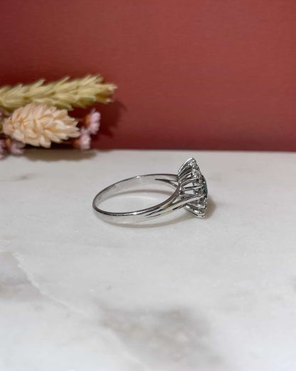 Bague Marguerite Émeraude &amp; Diamants 0.70 carat &quot;Lucile&quot; - Elliade Paris