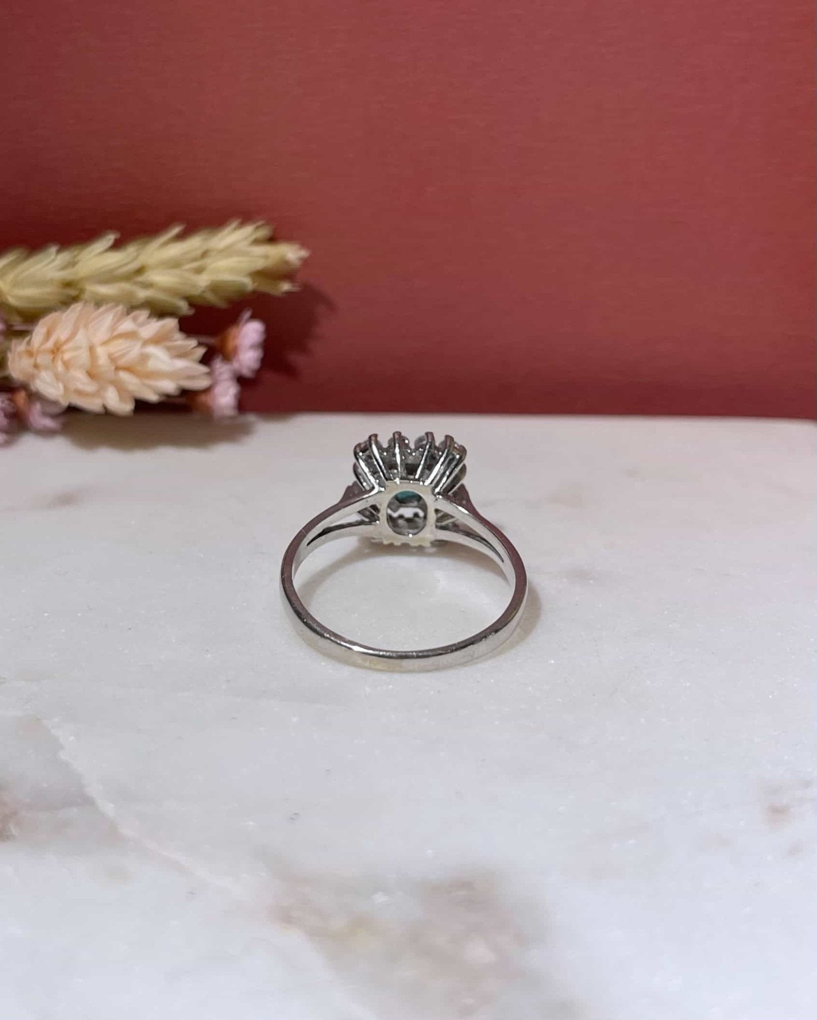 Bague Marguerite Émeraude &amp; Diamants 0.70 carat &quot;Lucile&quot; - Elliade Paris