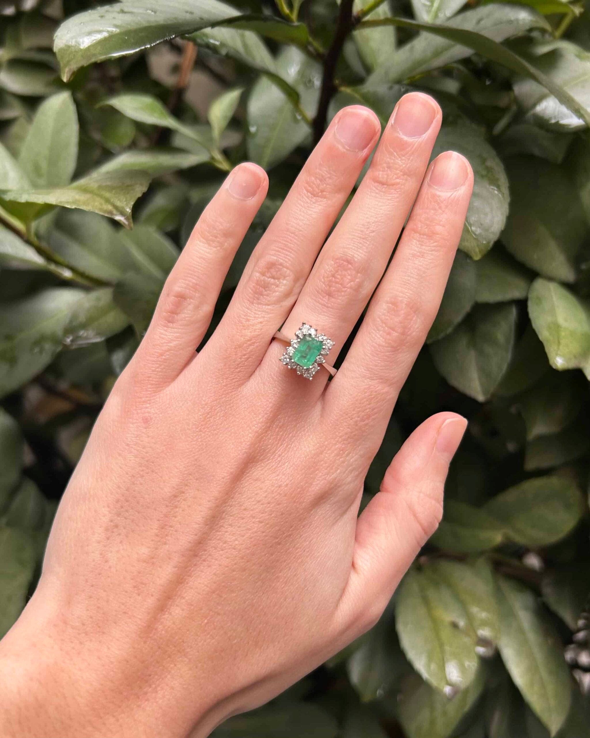 Bague Cocktail Émeraude 1.45 carat &amp; 14 Diamants "Joy" - Elliade Paris