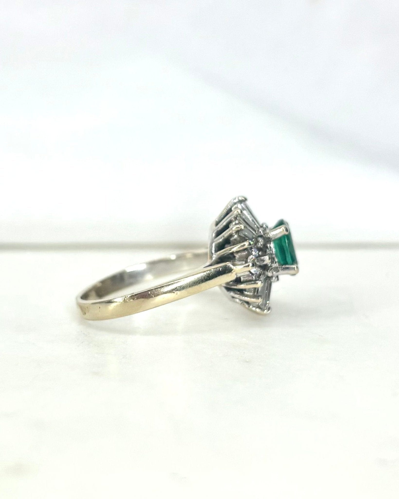 Bague Marguerite Émeraude &amp; Diamants 1.14 carat "Gaïa" - Elliade Paris