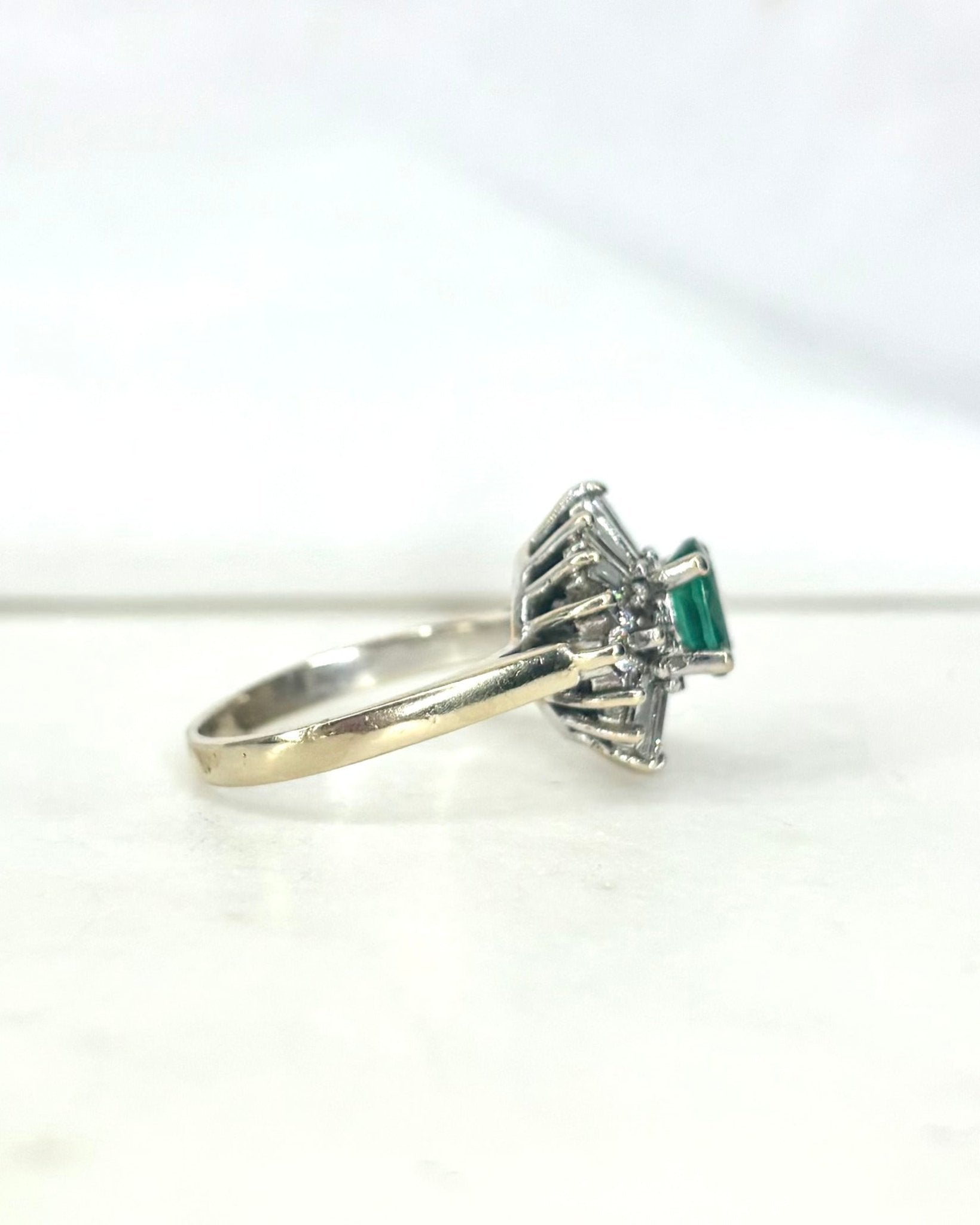 Bague Marguerite Émeraude &amp; Diamants 1.14 carat &quot;Gaïa&quot; - Elliade Paris