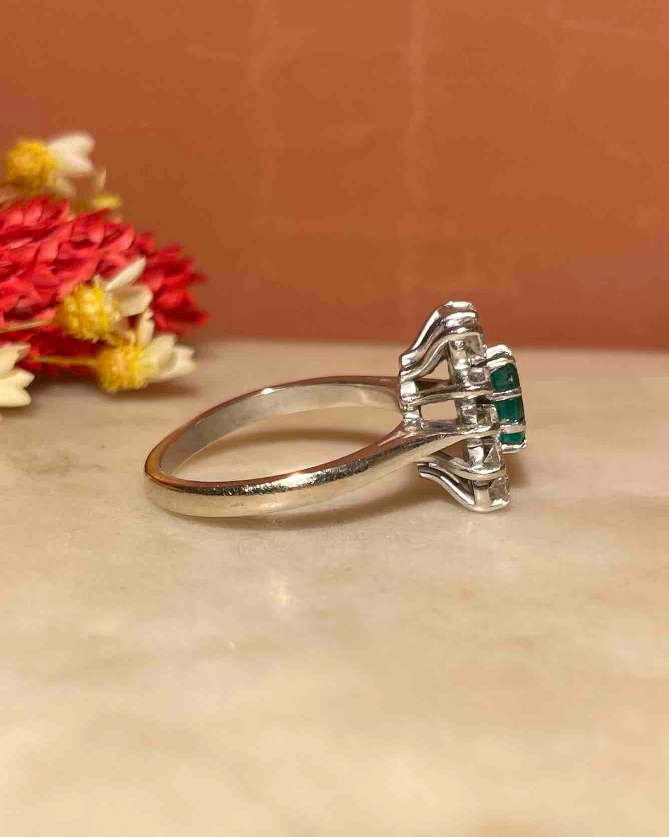 Bague Marguerite Émeraude &amp; Diamants "Amaria" - Elliade Paris