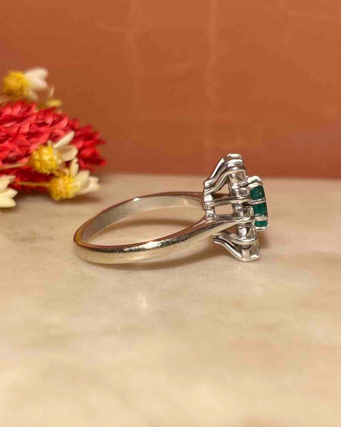 Bague Marguerite Émeraude &amp; Diamants &quot;Amaria&quot; - Elliade Paris