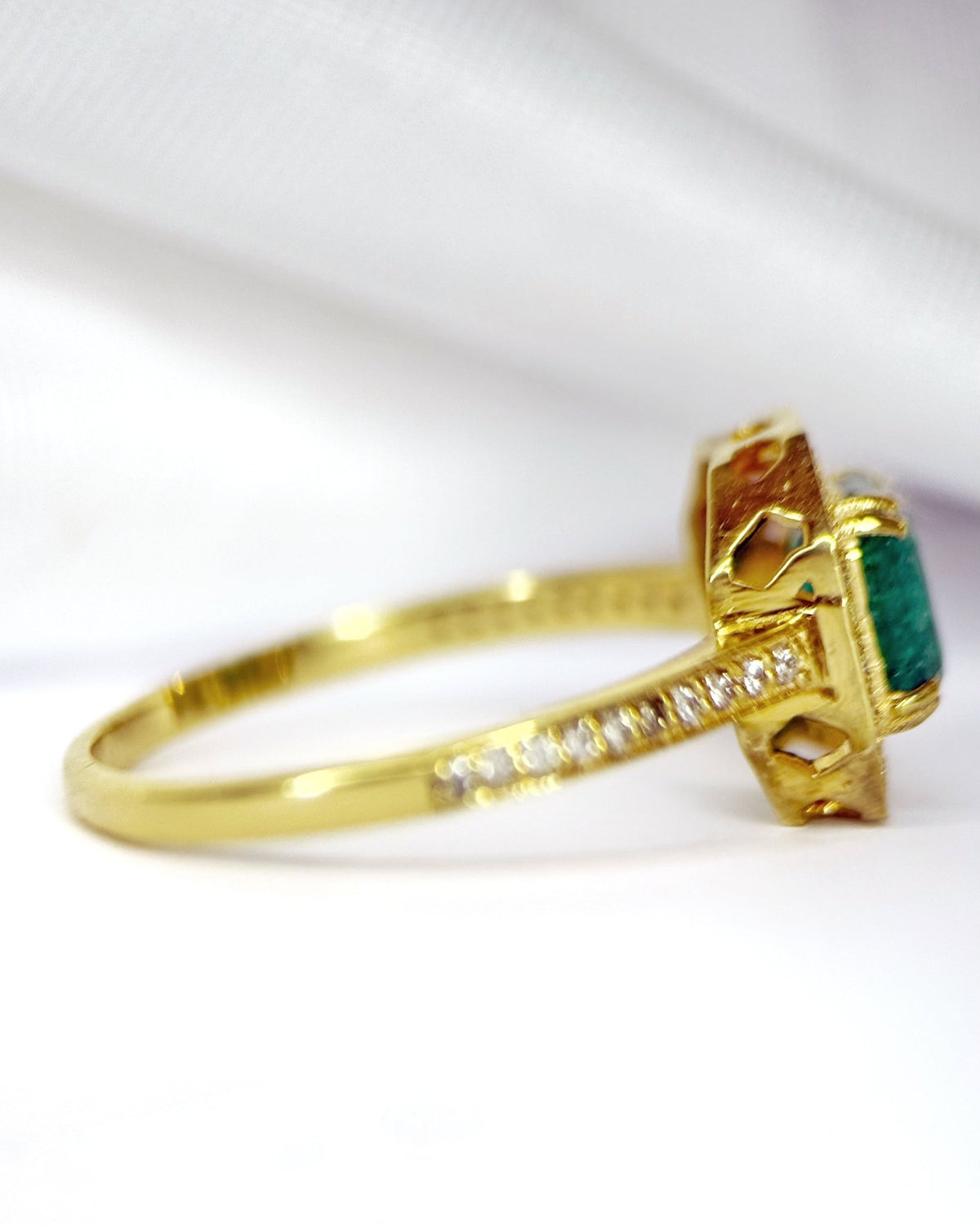 Bague Marguerite Émeraude &amp; Diamants "Amélie" - Elliade Paris