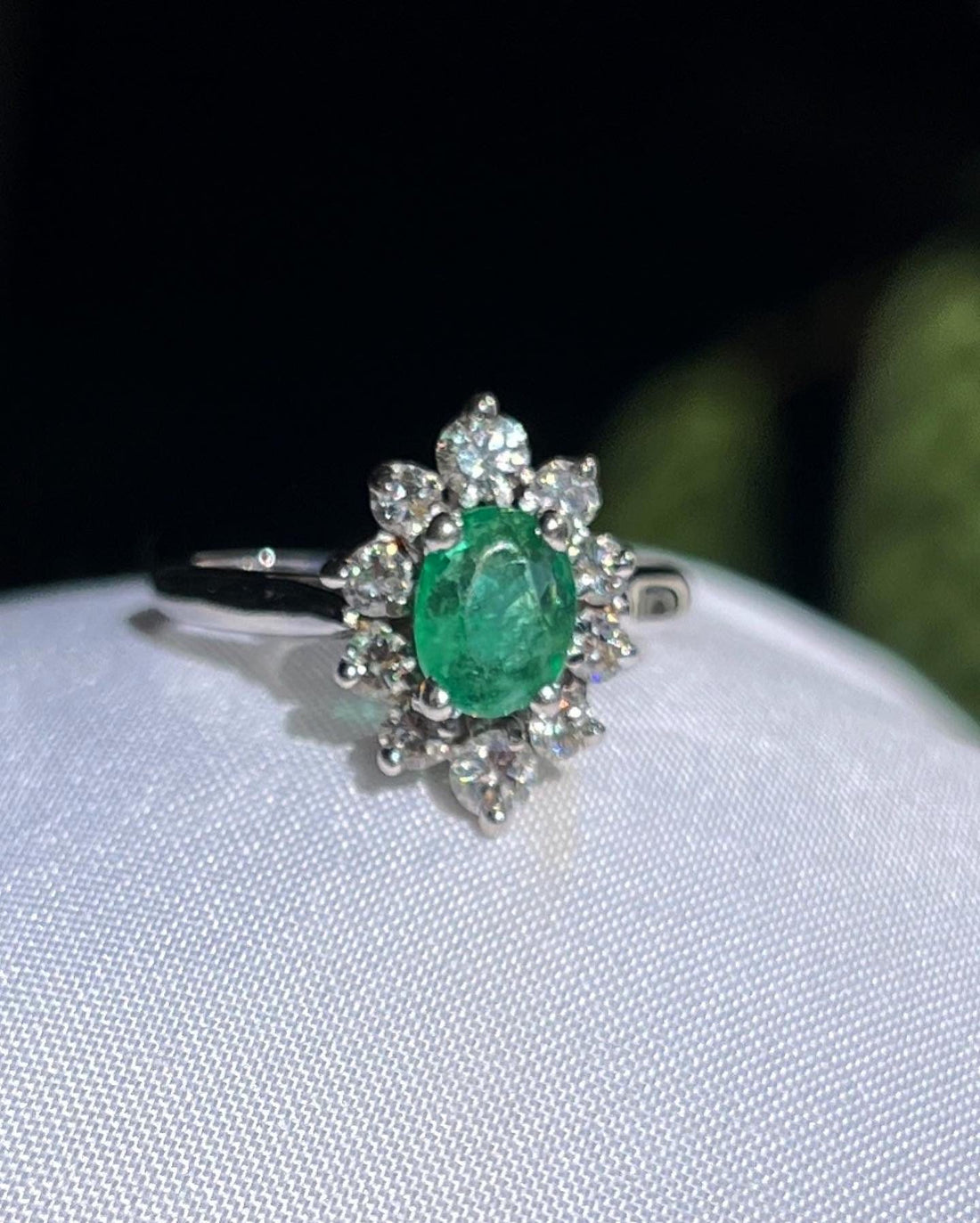 Bague Marguerite émeraude &amp; diamants &quot;Anis&quot; - Elliade Paris