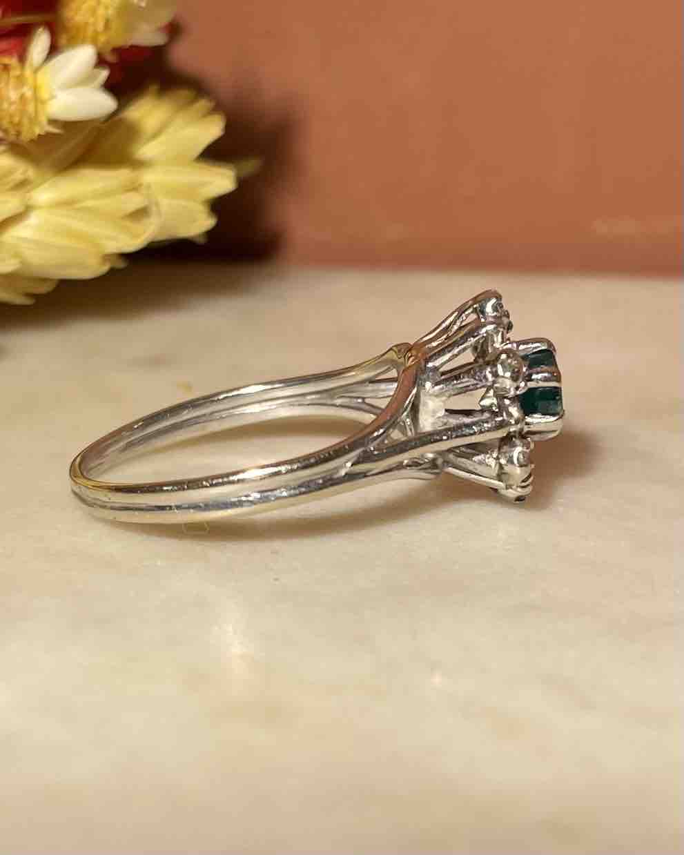 Bague Marguerite Émeraude &amp; Diamants "Annaëlle" - Elliade Paris