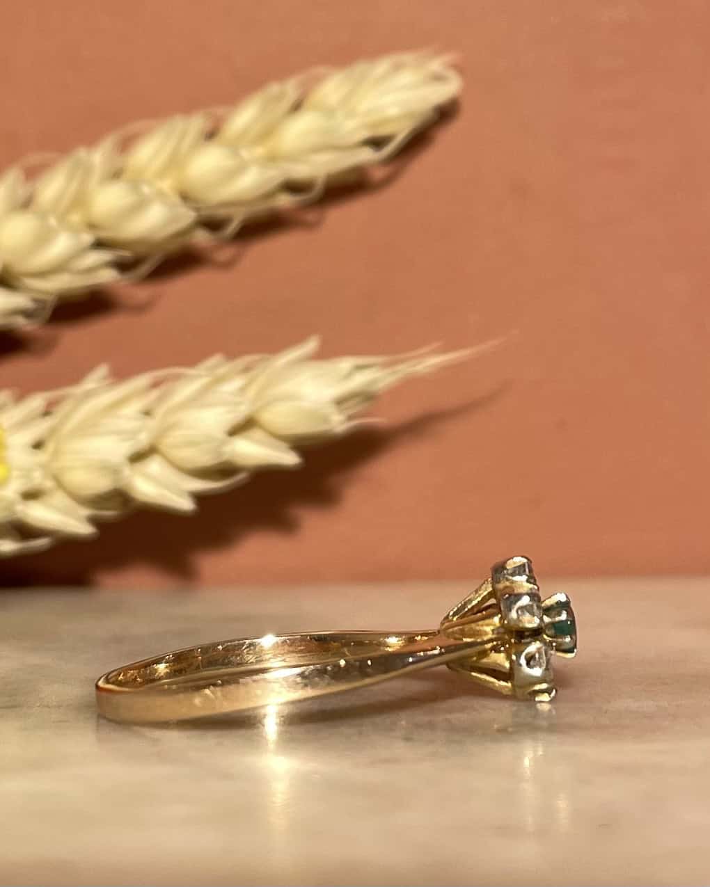 Bague Marguerite Émeraude &amp; Diamants &quot;Cécile&quot; - Elliade Paris