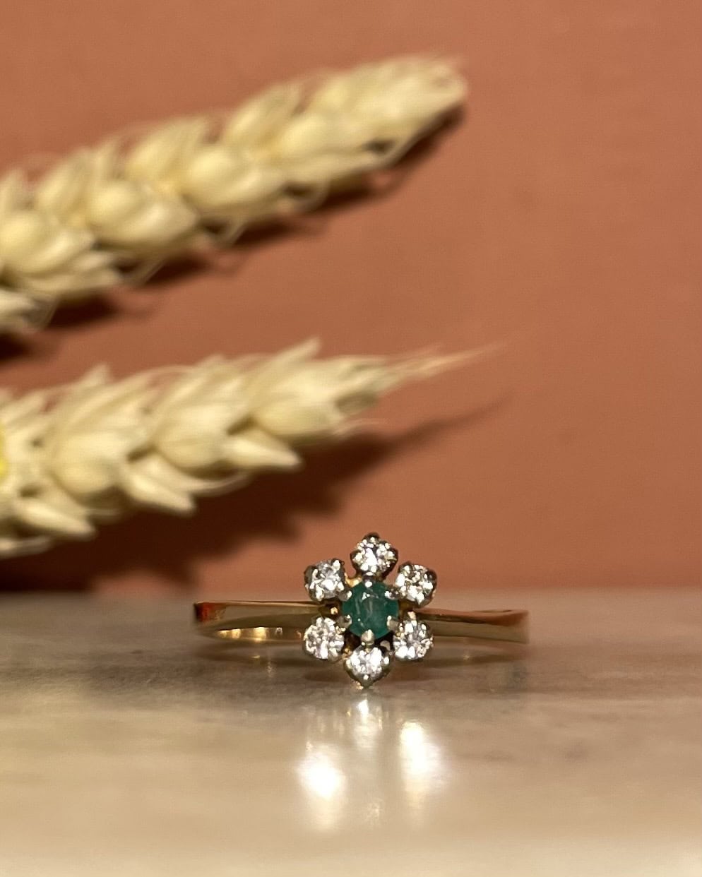 Bague Marguerite Émeraude &amp; Diamants &quot;Cécile&quot; - Elliade Paris