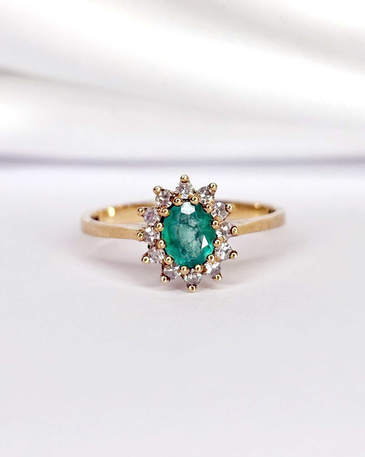 Bague Marguerite Émeraude &amp; Diamants "Christie" - Elliade Paris
