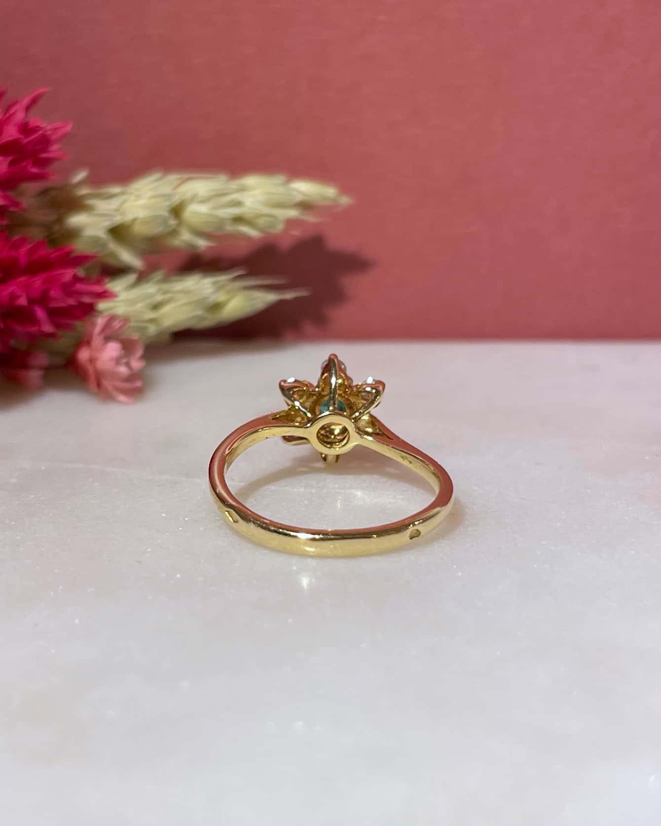 Bague Marguerite Émeraude &amp; Diamants &quot;Demelza&quot; - Elliade Paris