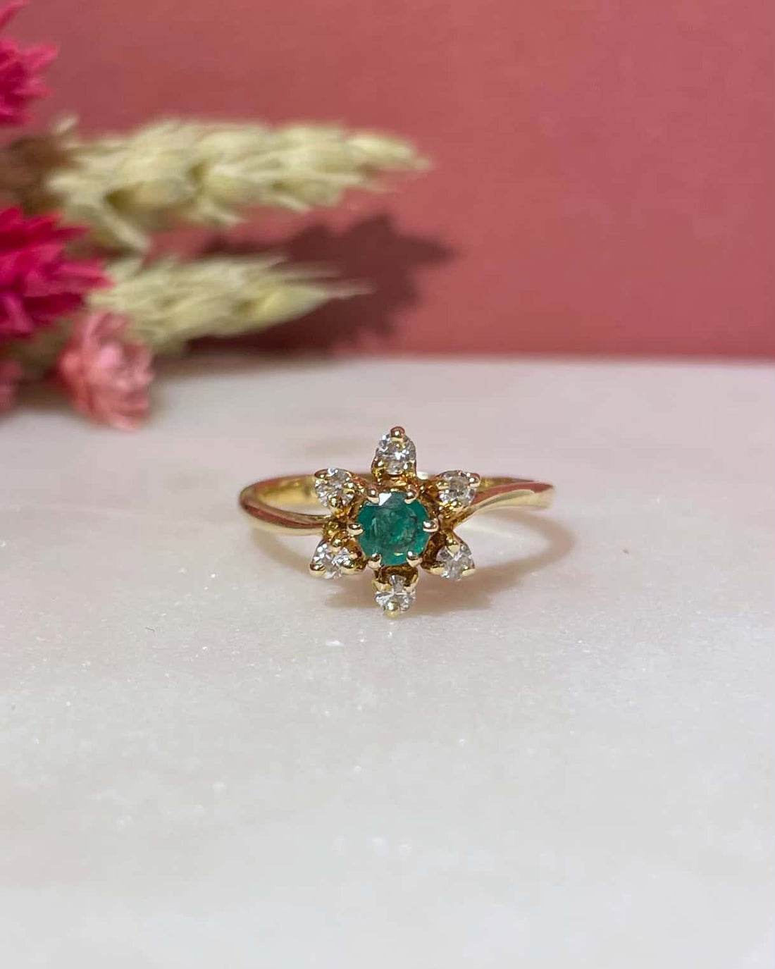 Bague Marguerite Émeraude &amp; Diamants &quot;Demelza&quot; - Elliade Paris