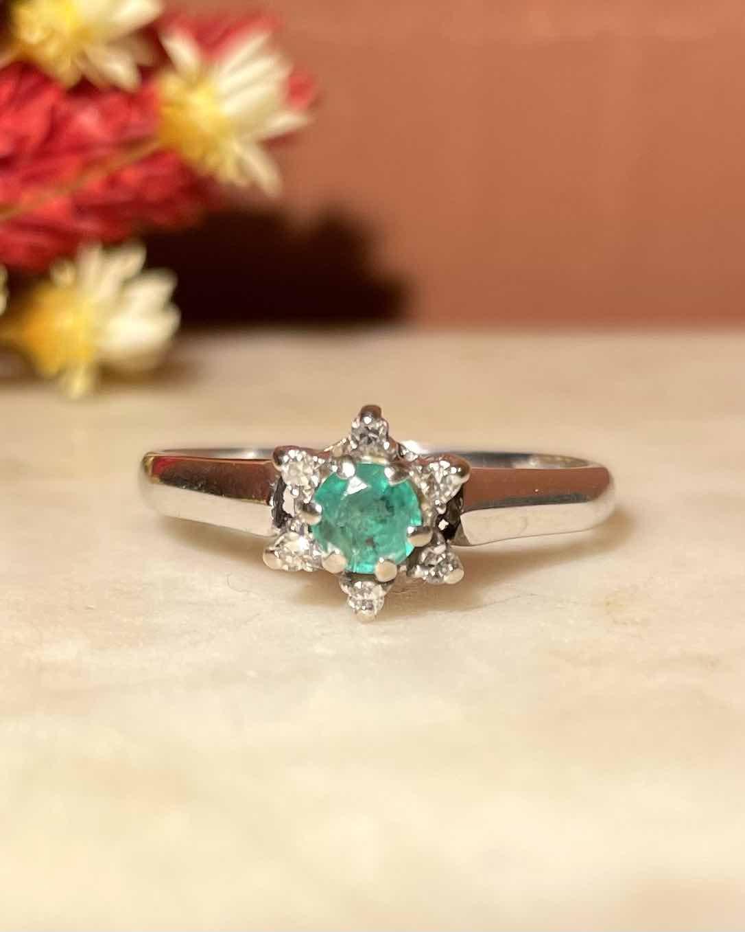 Bague Marguerite Emeraude &amp; Diamants &quot;Doriane&quot; - Elliade Paris