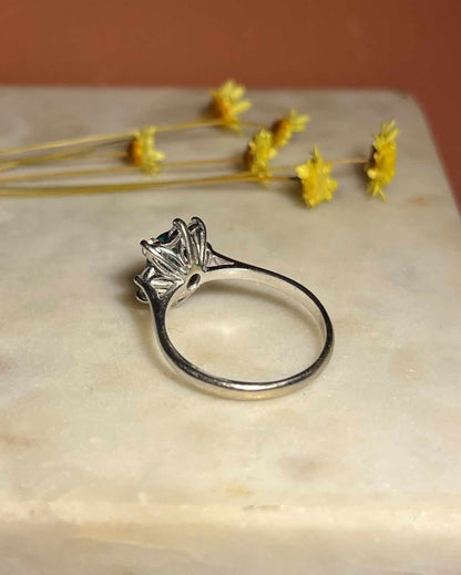 Bague Marguerite Émeraude &amp; Diamants &quot;Eglantine&quot; - Elliade Paris
