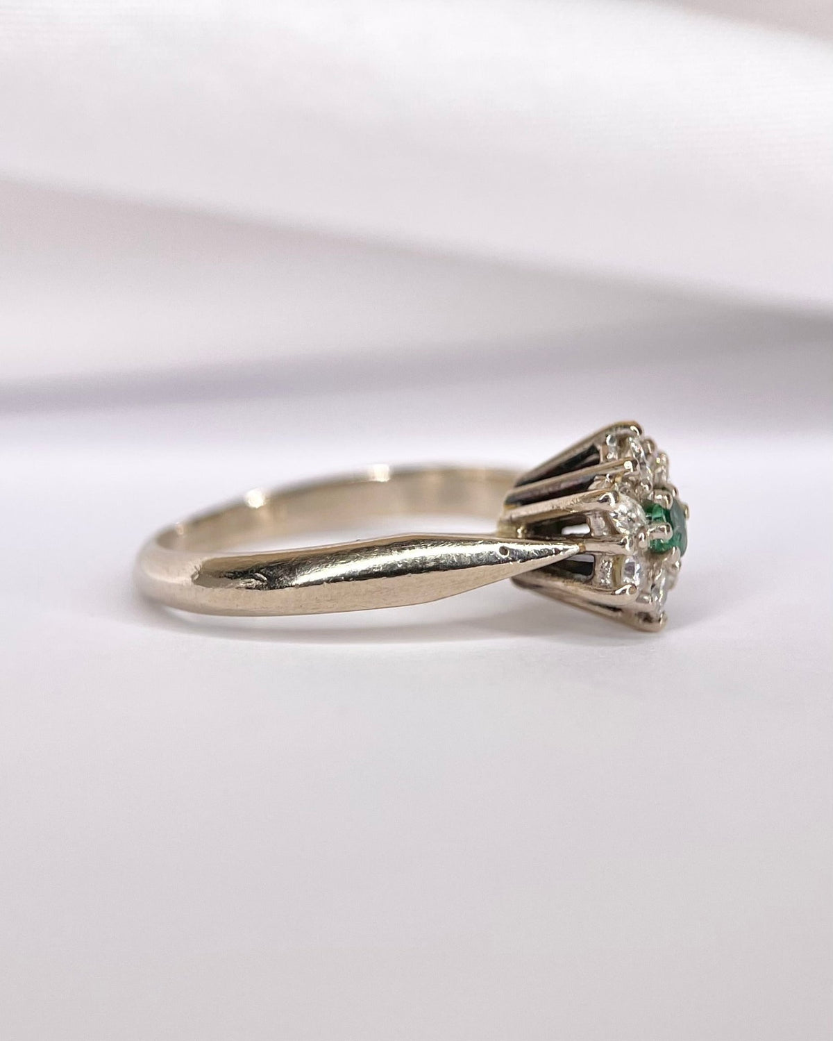 Bague Marguerite Émeraude &amp; Diamants "Elija" - Elliade Paris