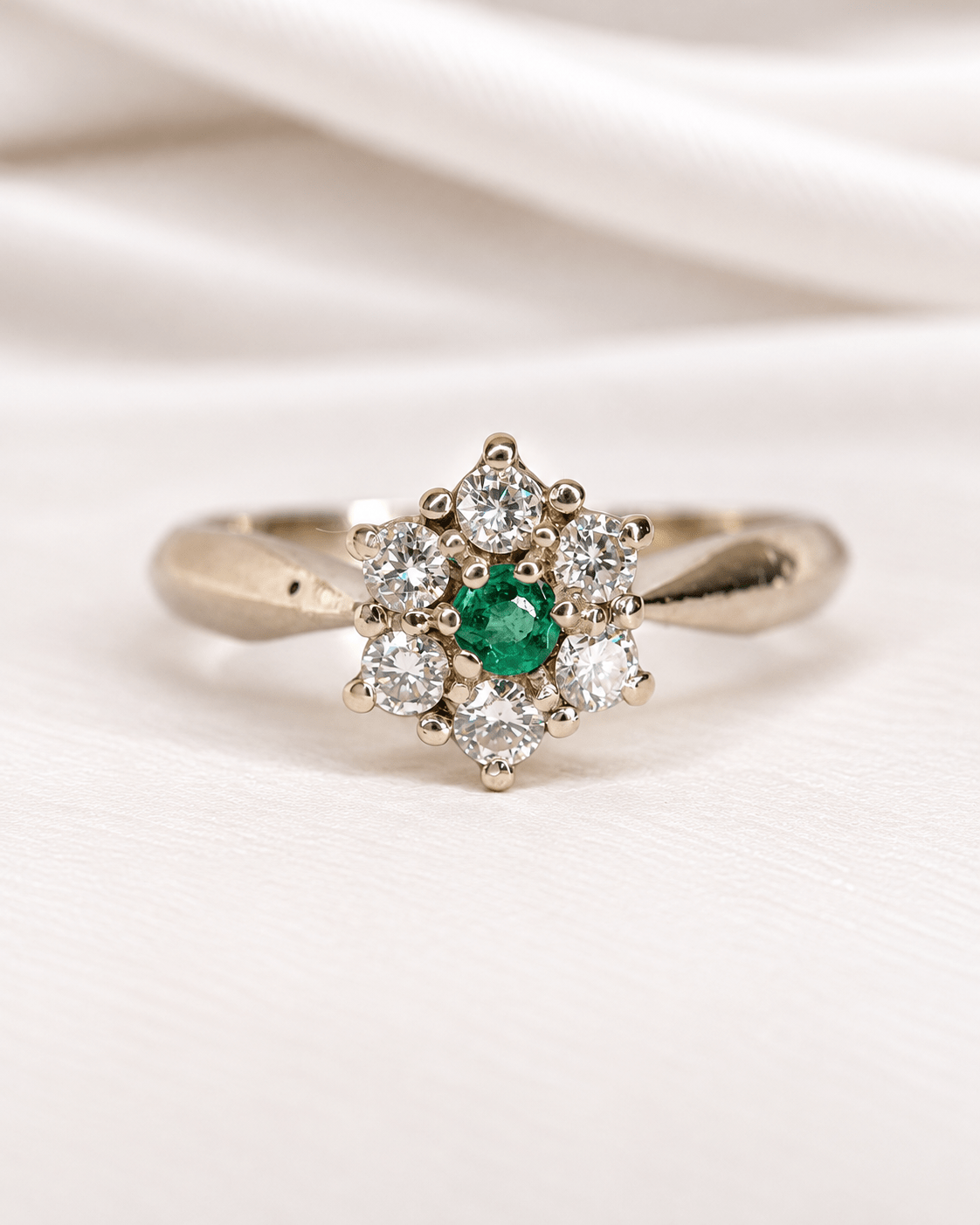 Bague Marguerite Émeraude &amp; Diamants "Elija" - Elliade Paris