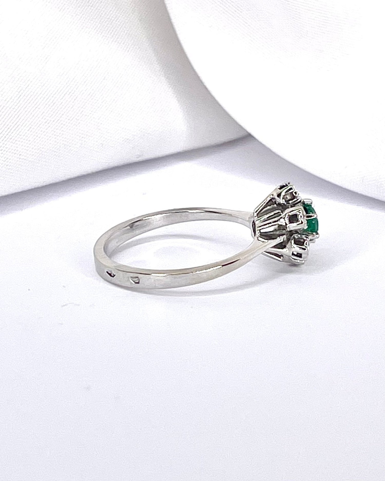 Bague Marguerite Émeraude &amp; Diamants "Esma" - Elliade Paris