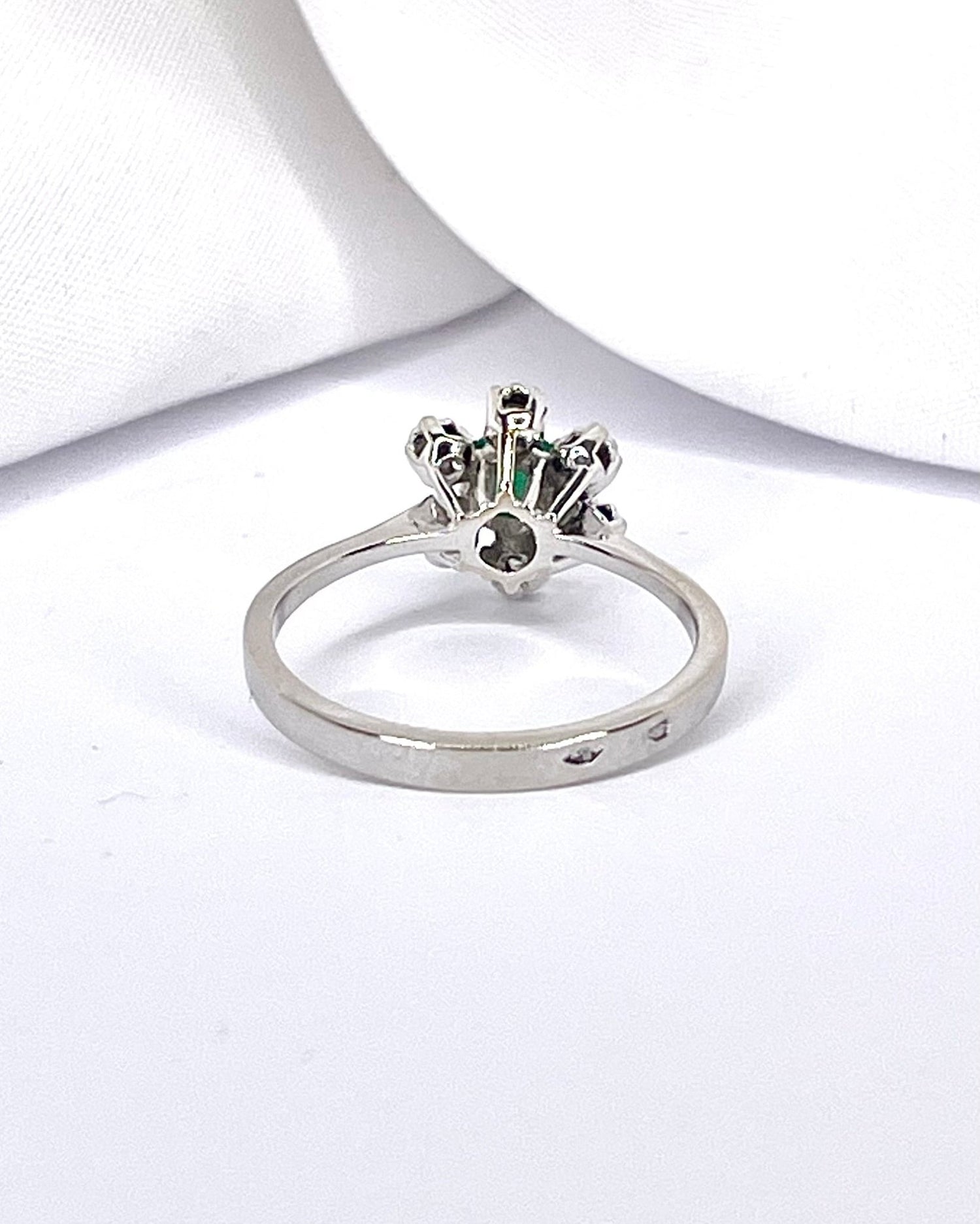 Bague Marguerite Émeraude &amp; Diamants "Esma" - Elliade Paris