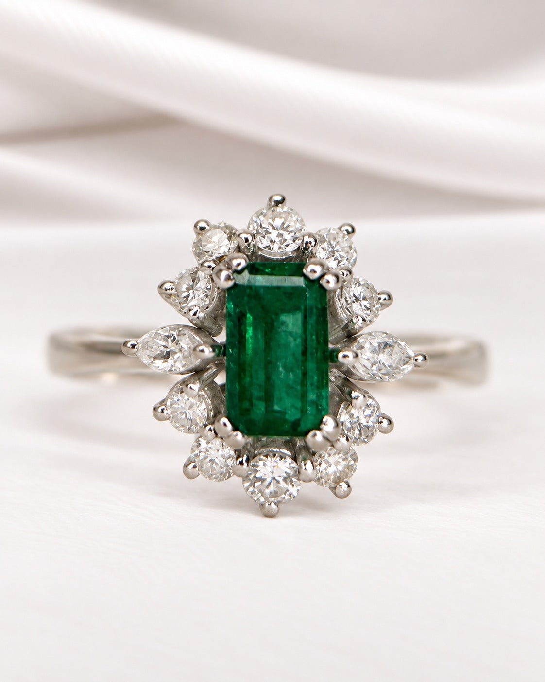 Bague Marguerite Émeraude &amp; Diamants "Gabriella" - Elliade Paris