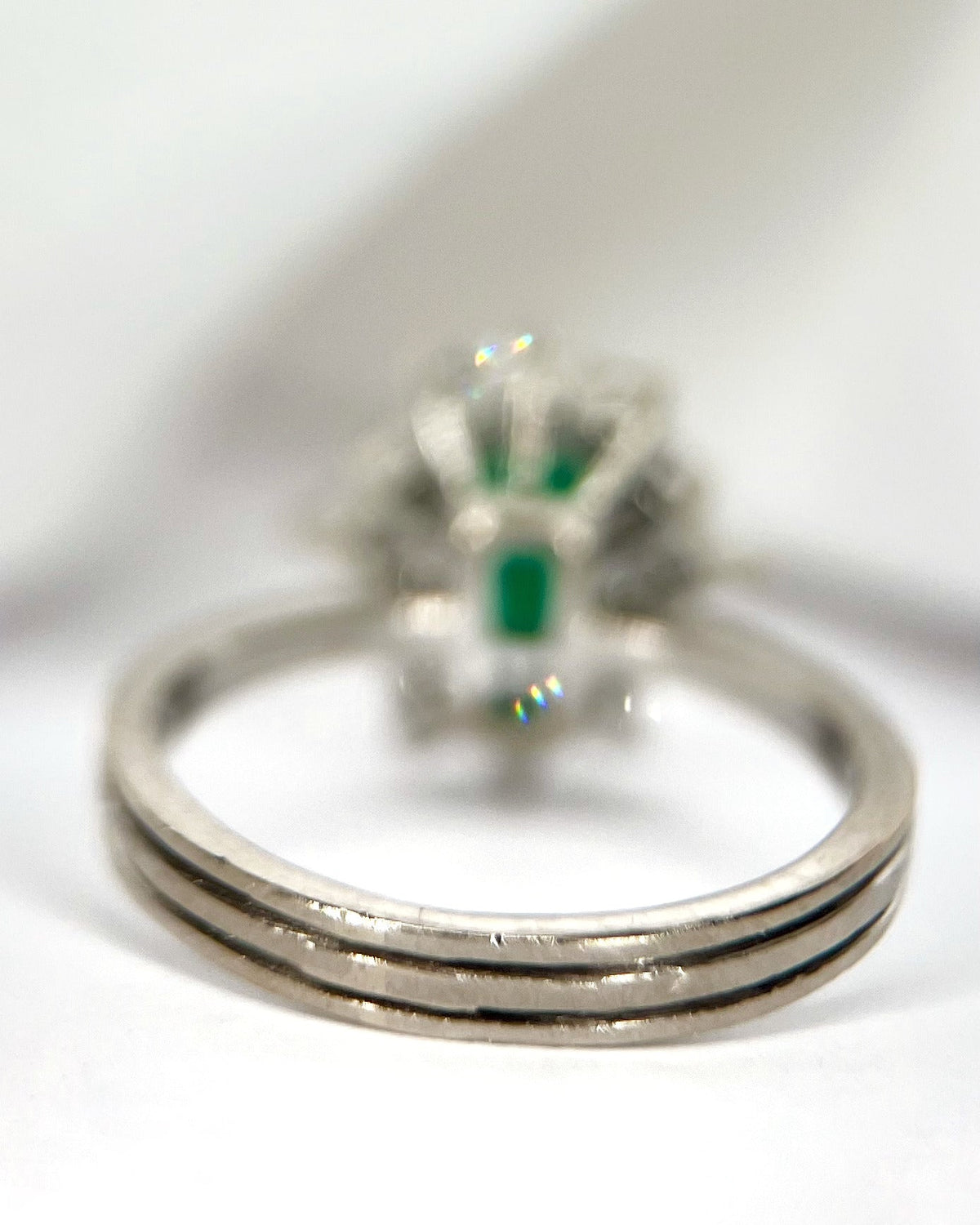 Bague Marguerite Émeraude &amp; Diamants "Gabriella" - Elliade Paris