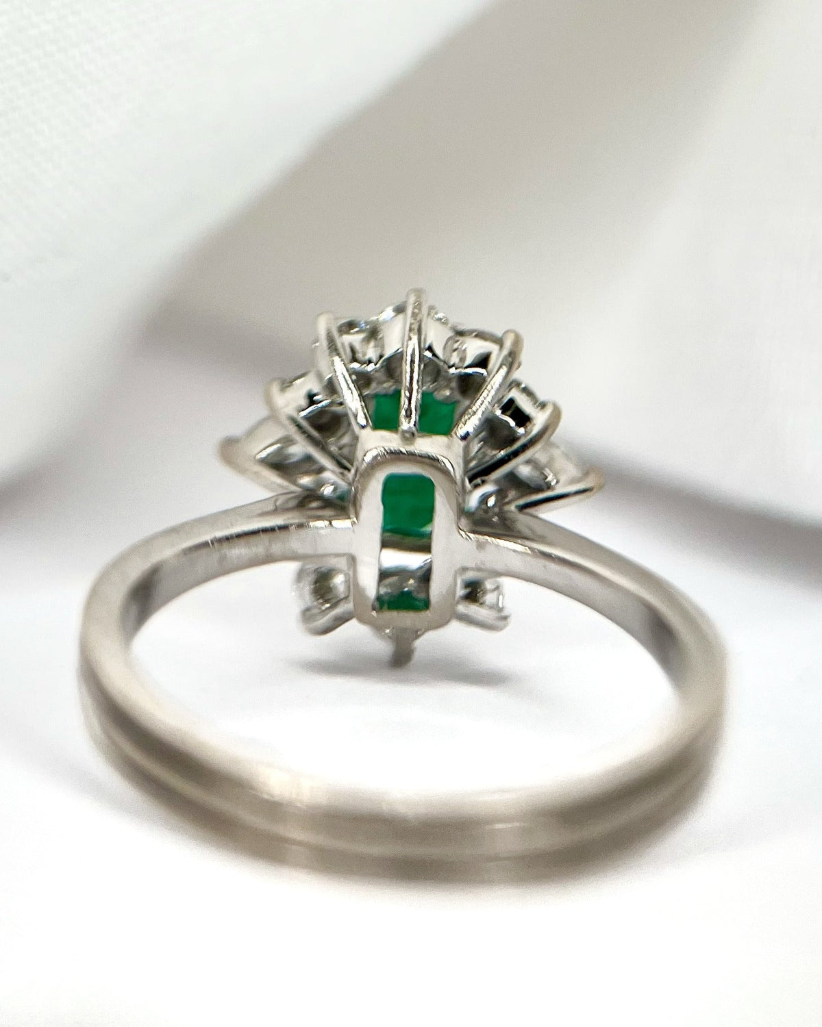 Bague Marguerite Émeraude &amp; Diamants "Gabriella" - Elliade Paris