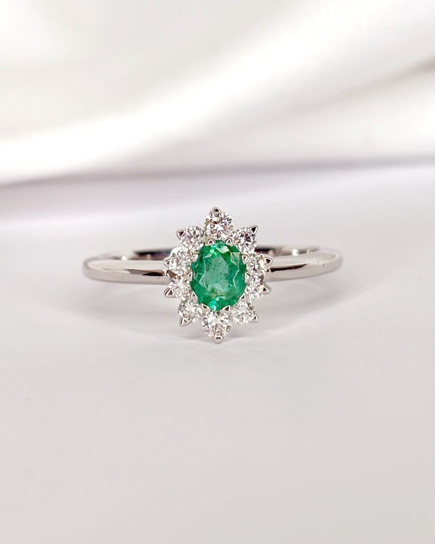 Bague Marguerite Émeraude &amp; Diamants "Gretchen" - Elliade Paris