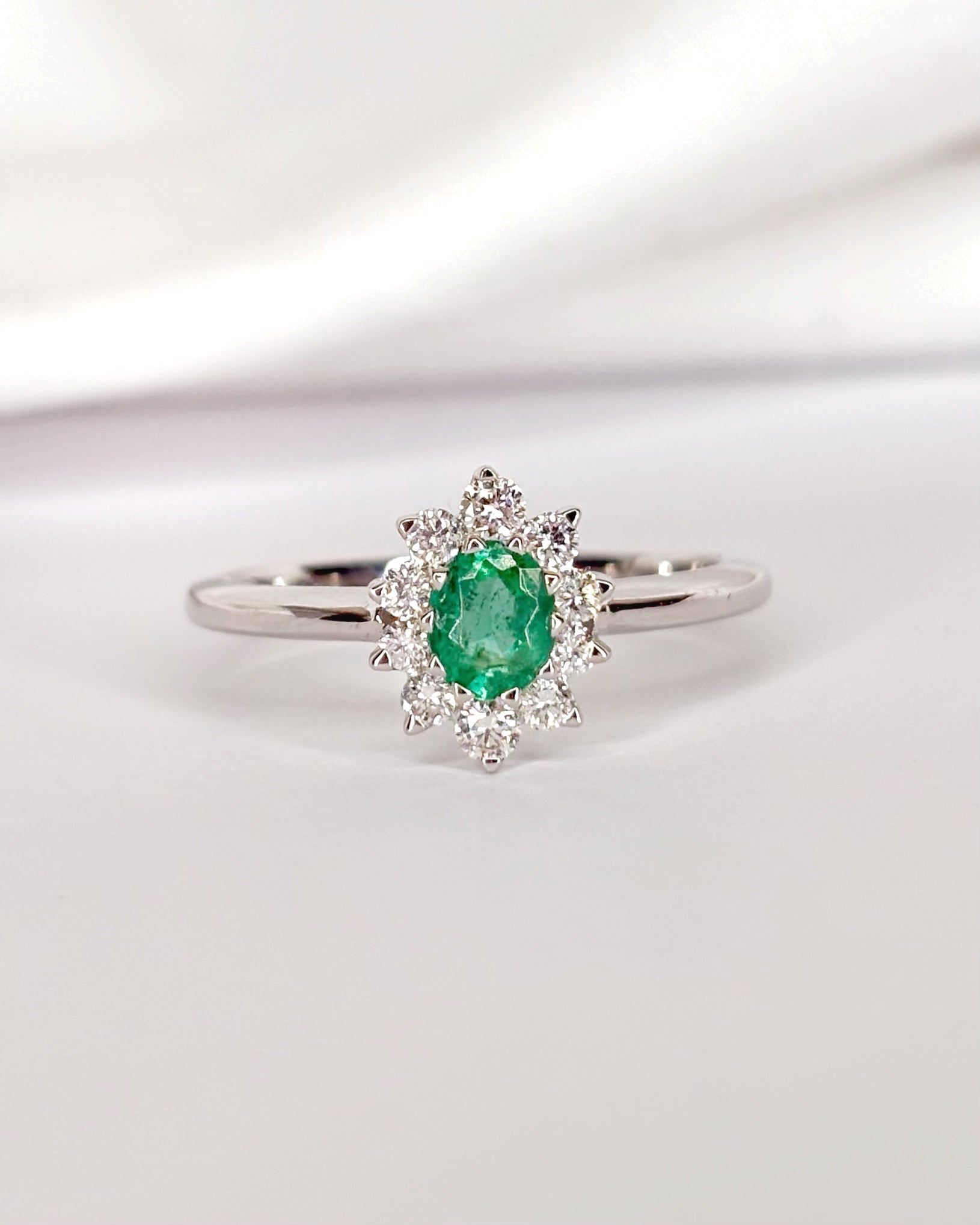 Bague Marguerite Émeraude &amp; Diamants "Gretchen" - Elliade Paris