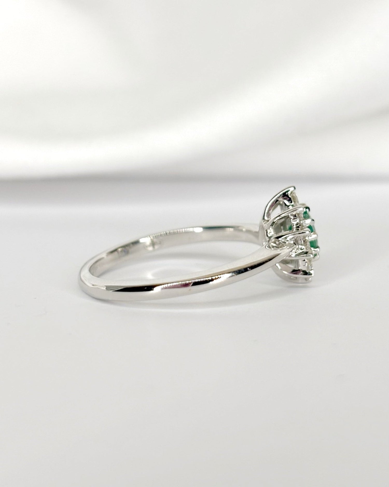 Bague Marguerite Émeraude &amp; Diamants "Gretchen" - Elliade Paris