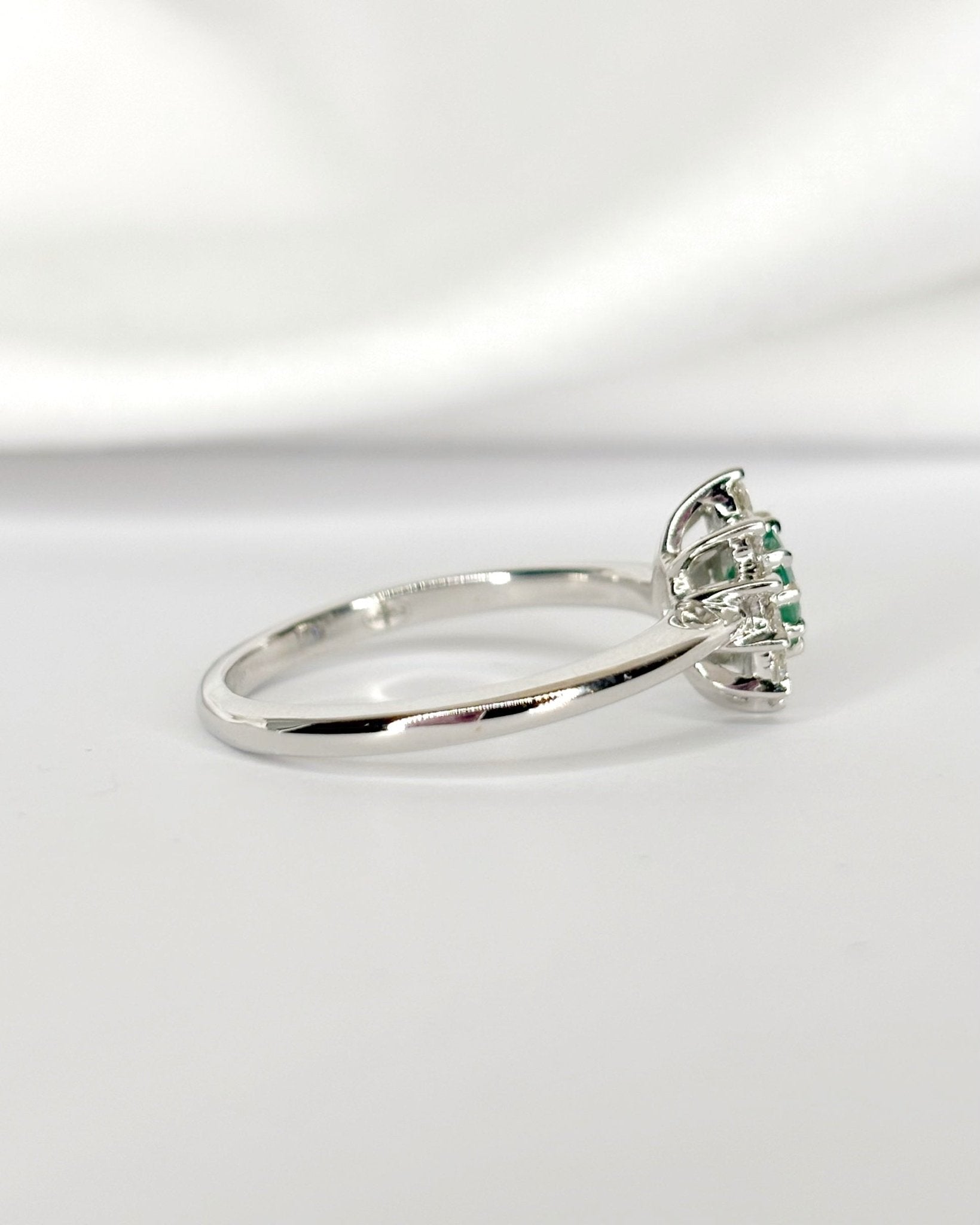 Bague Marguerite Émeraude &amp; Diamants "Gretchen" - Elliade Paris