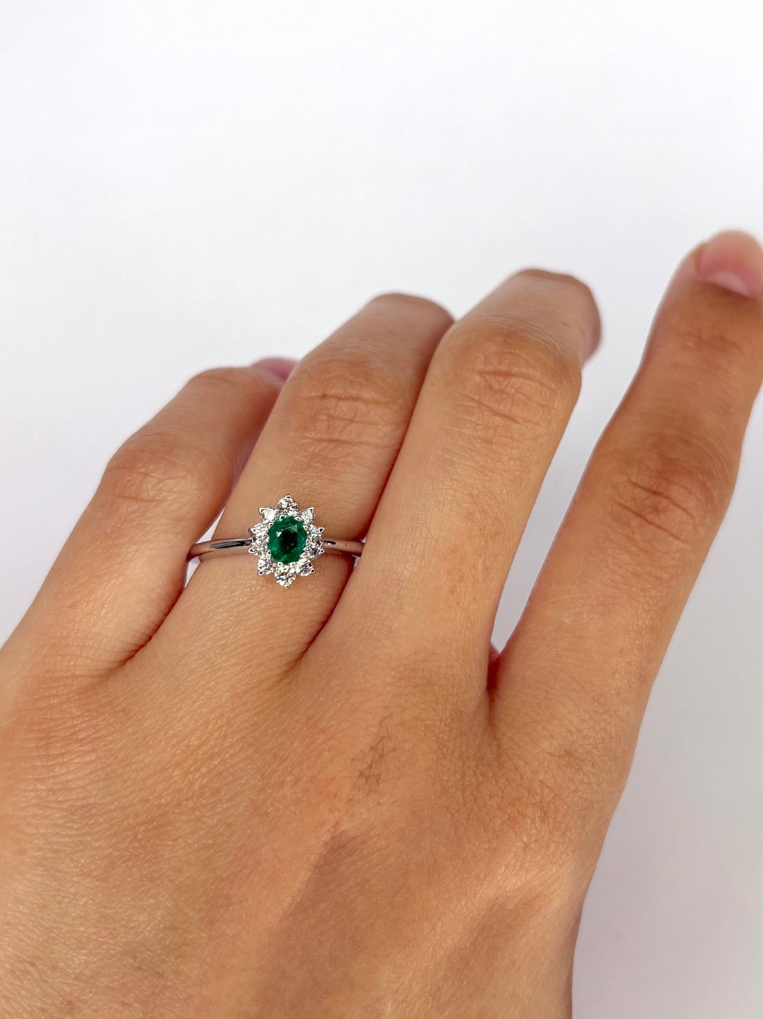 Bague Marguerite Émeraude &amp; Diamants "Gretchen" - Elliade Paris