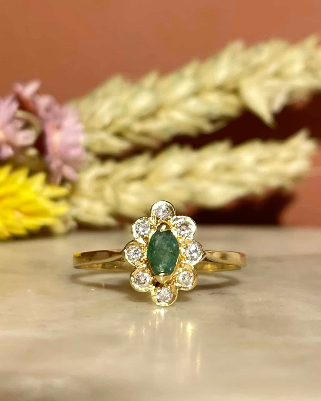 Bague Marguerite Émeraude &amp; Diamants &quot;Hemma&quot; - Elliade Paris