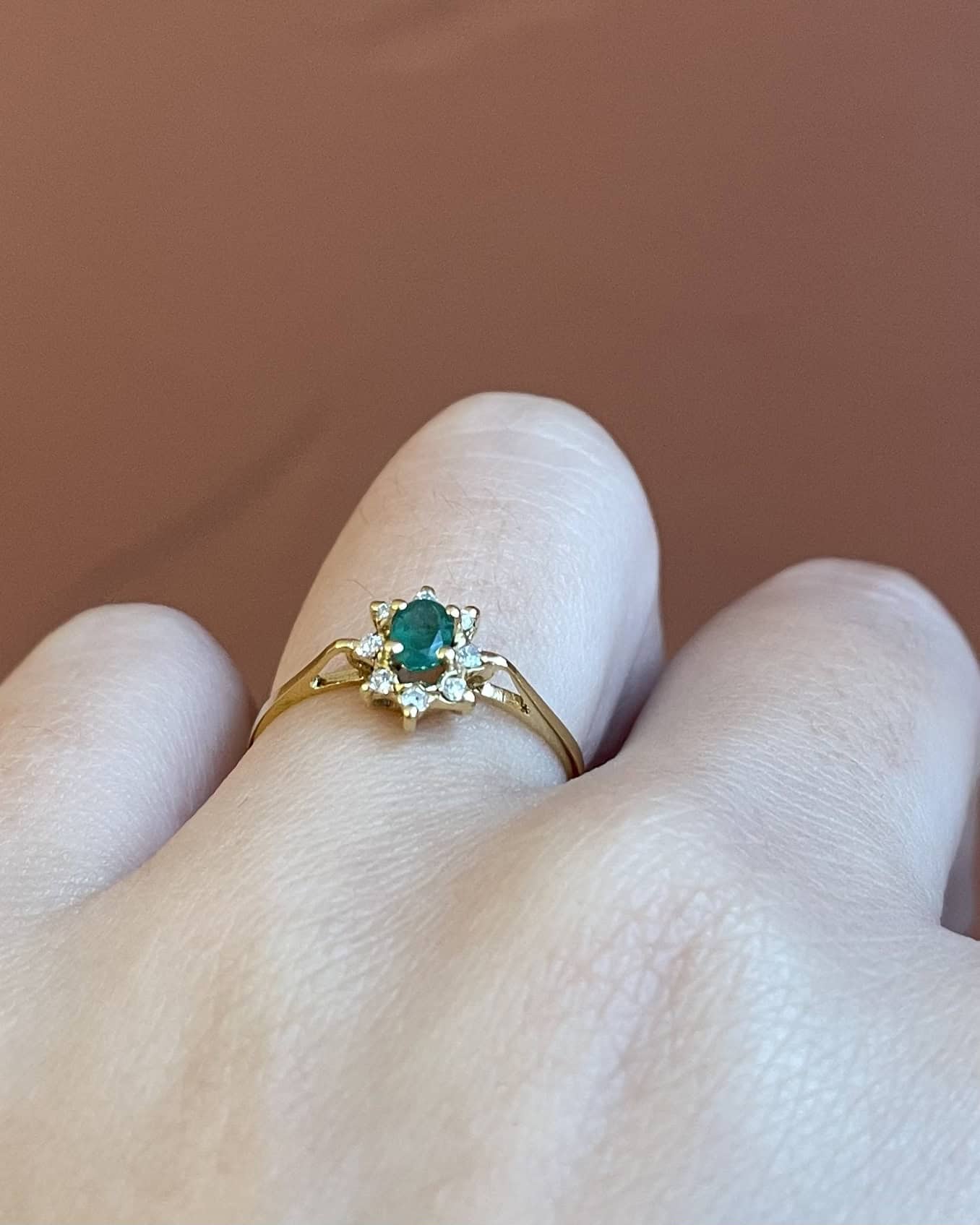 Bague Marguerite Émeraude &amp; Diamants "Izabella" - Elliade Paris