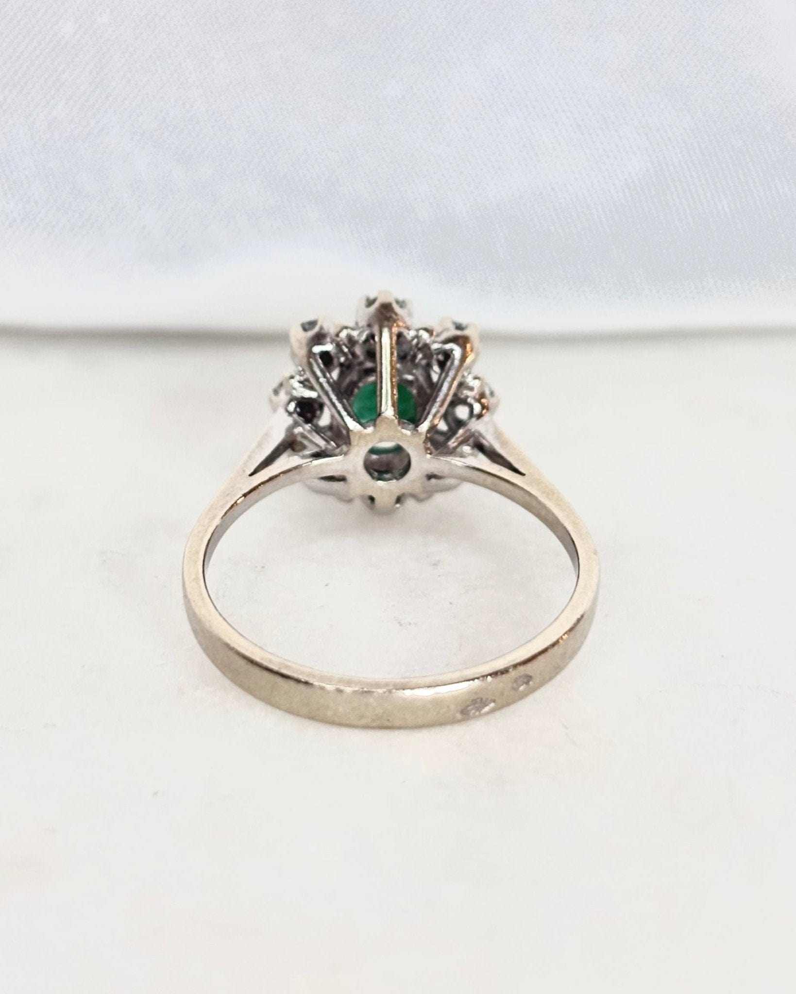 Bague Marguerite Emeraude &amp; Diamants "Lolita" - Elliade Paris