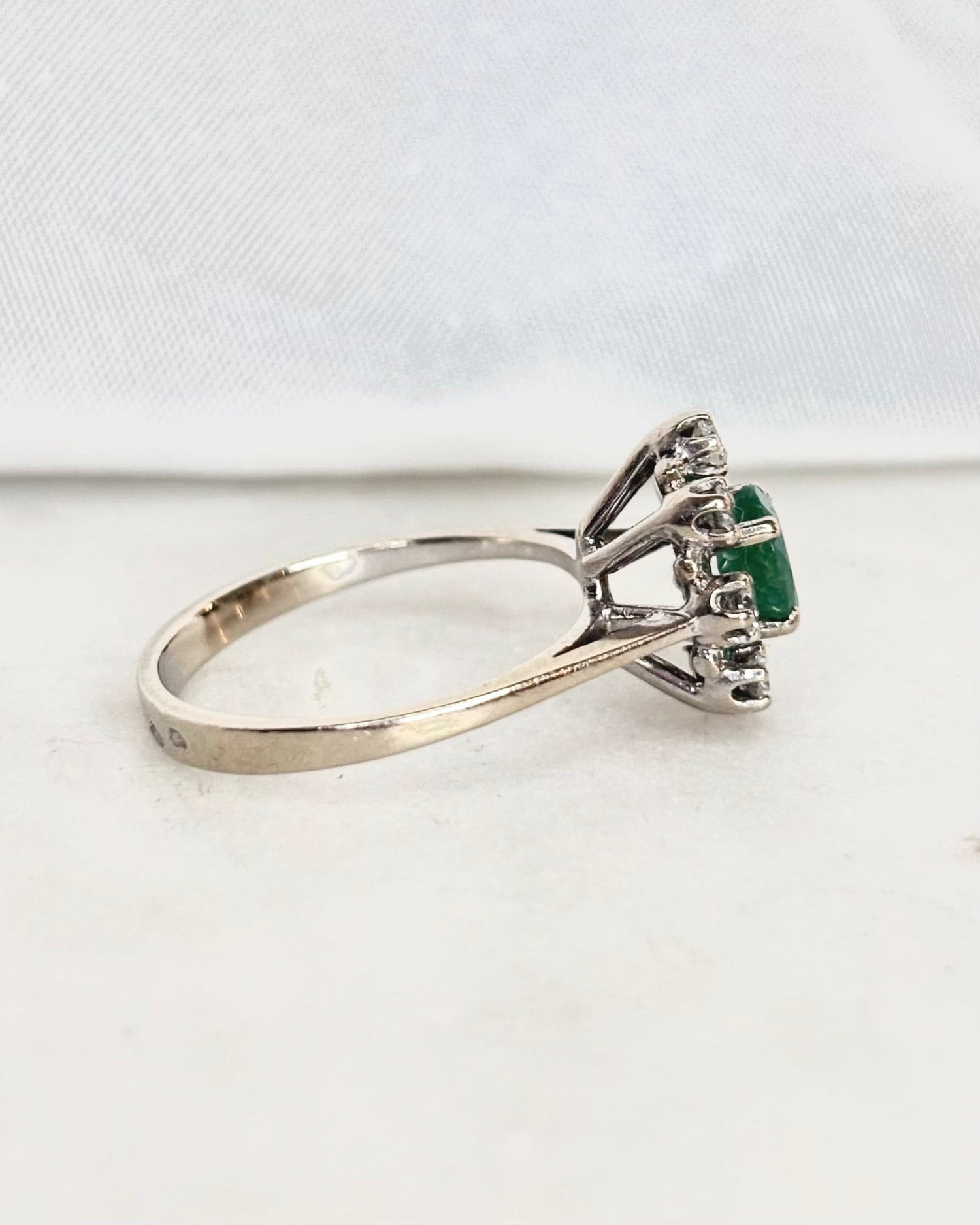 Bague Marguerite Emeraude &amp; Diamants &quot;Lolita&quot; - Elliade Paris