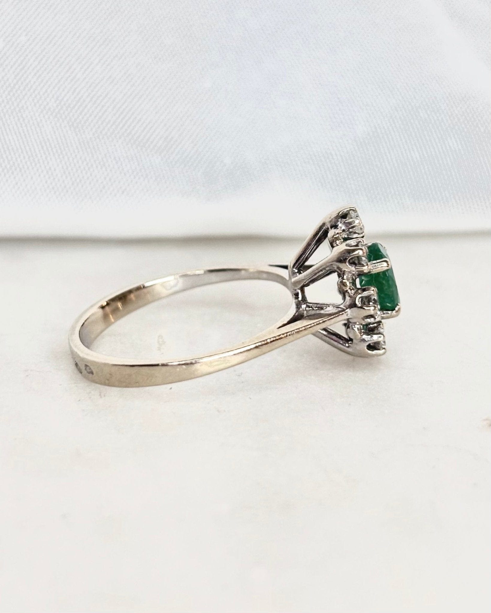 Bague Marguerite Emeraude &amp; Diamants "Lolita" - Elliade Paris